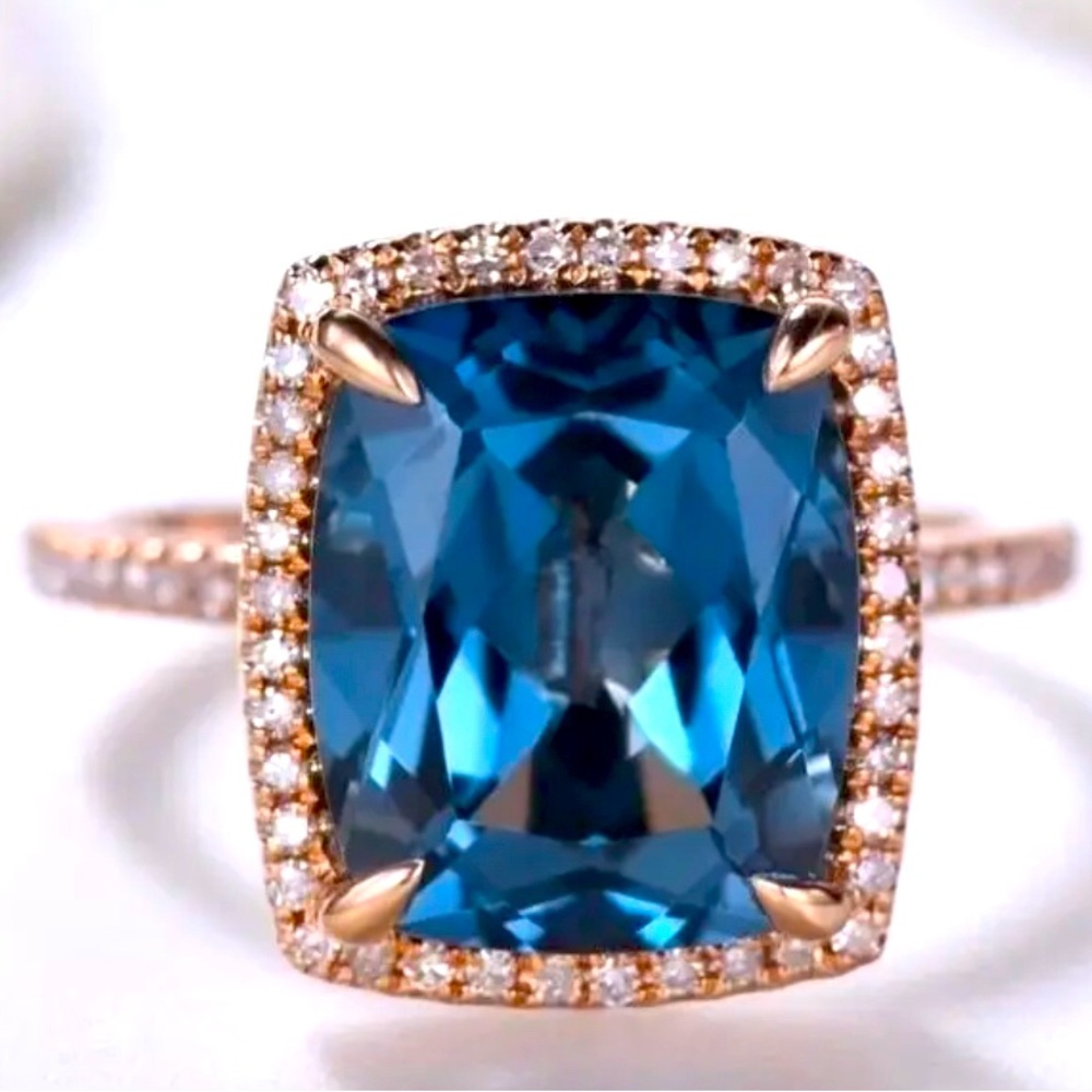 Ladies Large Zircon in Blue surrounded by small white zircons Sz 8,9,10